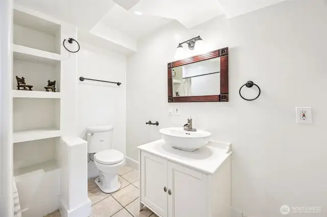 lLarge clean bathroom for the down stairs bed room