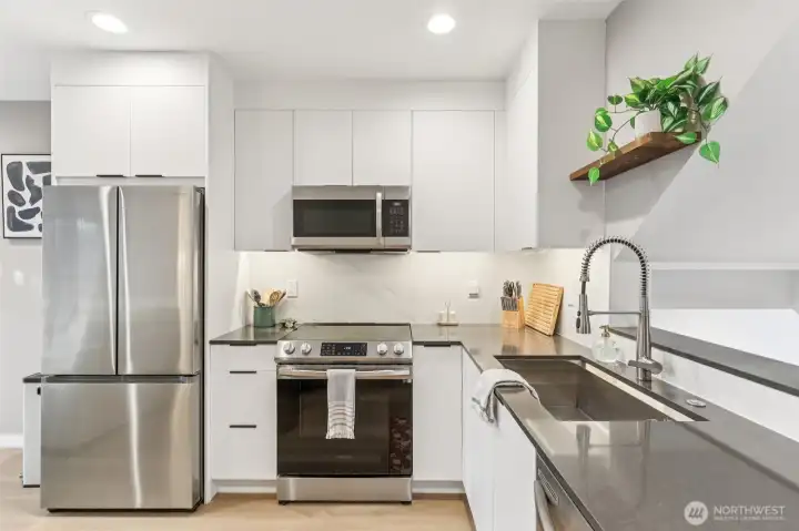 Gorgeous fully appointed modern kitchen. All appliances stay!