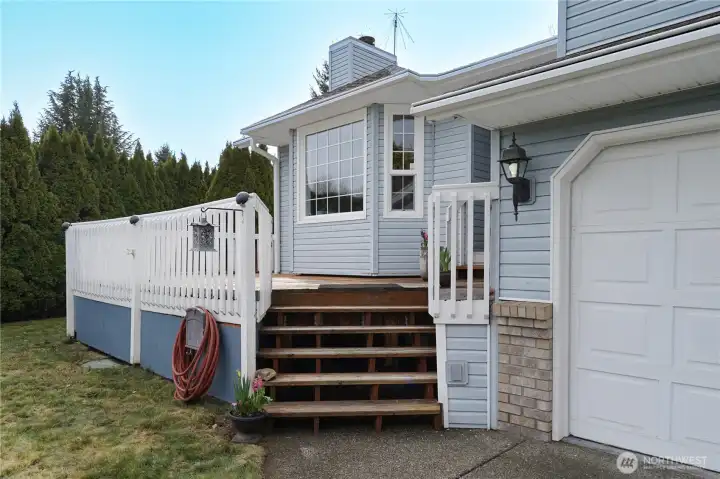 Large front deck to view the Mountain & entertain!