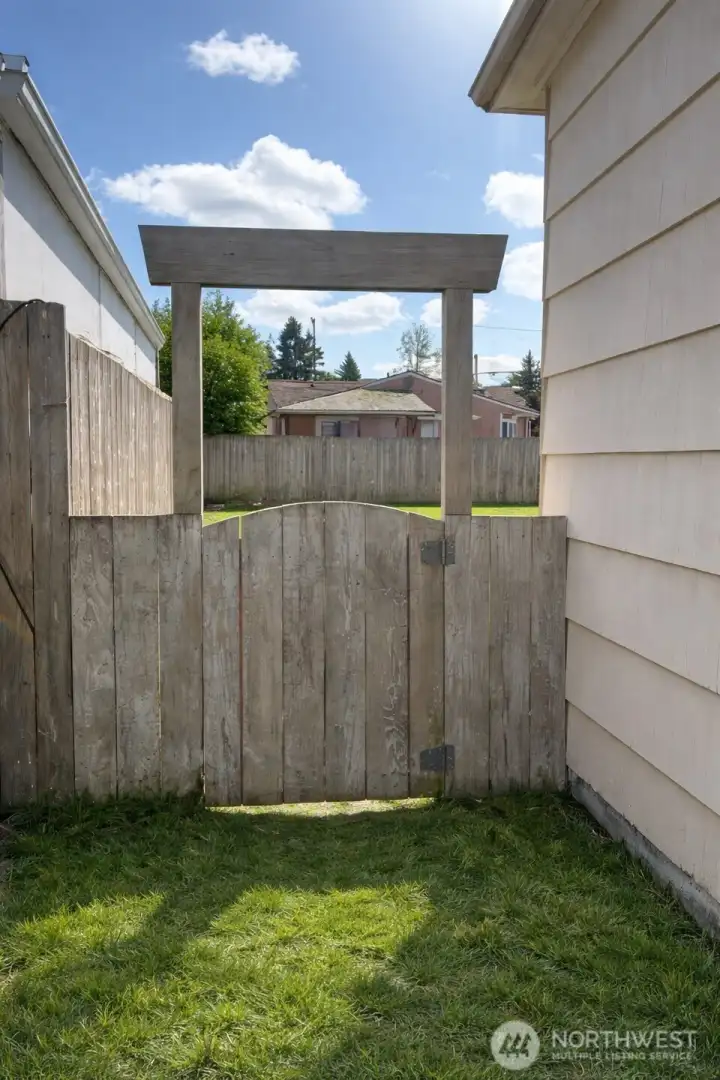 Side Gate