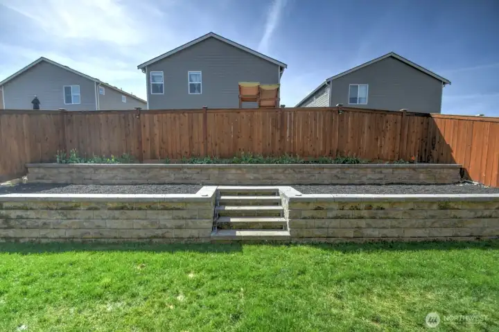 RETAINING WALL WITH BLACK ROCK