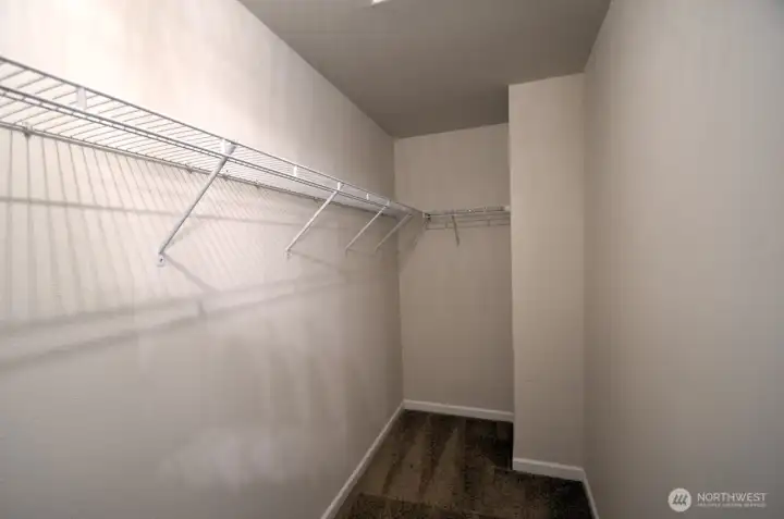 WALK IN CLOSET