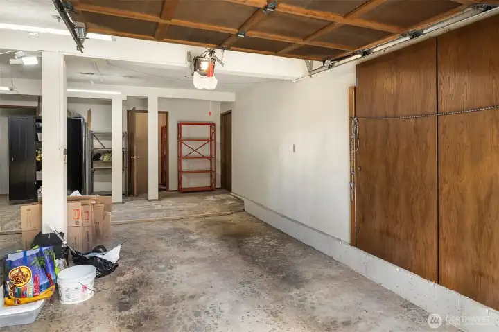 Shared 2 Car agarge ( Right side belongs to this unit). Extra deep for lots of storage space.