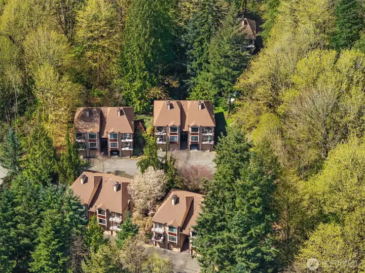 Quiet complex surrounded by nature!