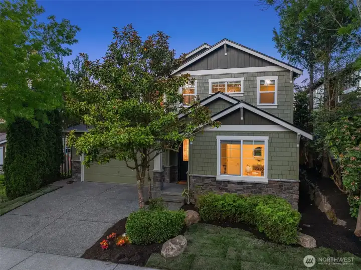 Pride of ownership shines throughout this Murray Franklyn Craftsman in the desirable Hamilton enclave of Trossachs. Ideally situated on a quiet cul-de-sac near parks, trails, and Cascade Ridge Elementary, this sought-after Glenshire floorplan offers 4 bedrooms, a den, bonus room, and an additional main-level flex space.