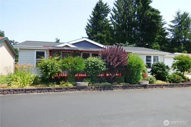 This 2016 Marlette boasts 1464 sq ft with 3 bedrooms and 2 full baths. Spring picture in full bloom.