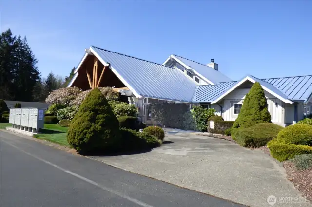 Clubhouse with a sauna, library, events and more.