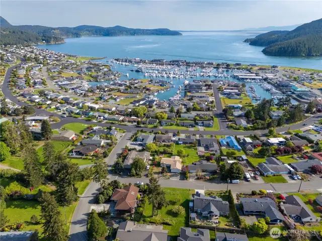 Incredible Skyline location in a well established area with community amenities.