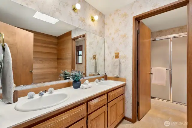 Upper full bath w/ large soaking tub