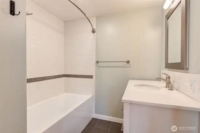 Primary en-suite bath!