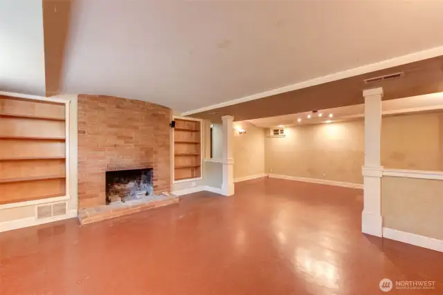 Family room w/fireplace