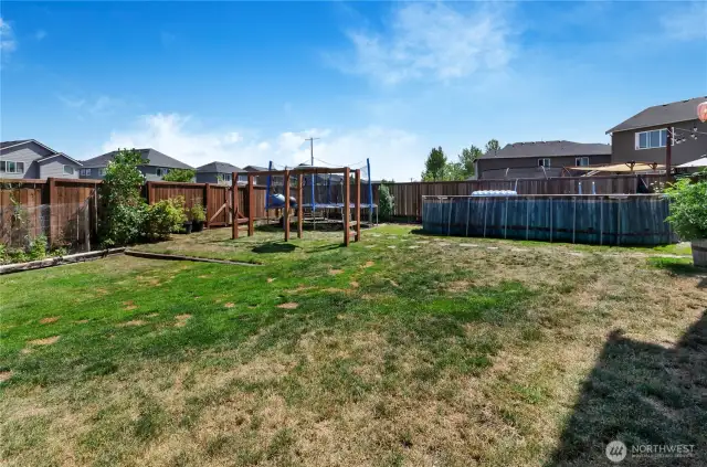 Kid-approved and garden-lover ready! This oversized backyard features a swing set, trampoline, raised garden beds, and an above-ground pool—perfect for play, relaxation, and outdoor fun all year round.
