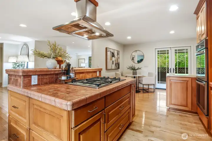 Gas cooktop - a true chef's kitchen!!