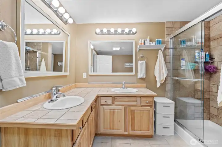 Second master-bedroom ensuite on lower living