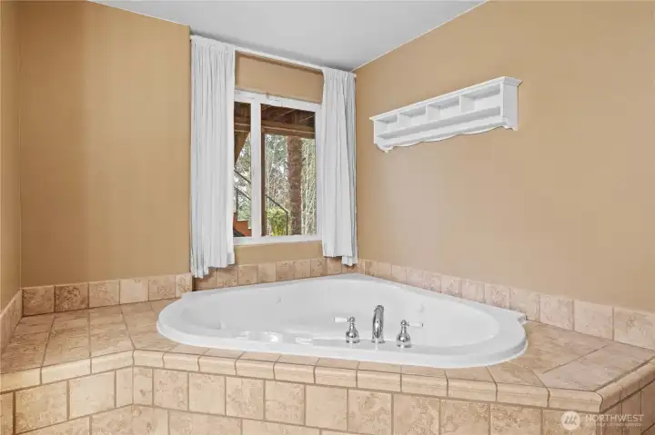 Second master-bedroom ensuite on lower living