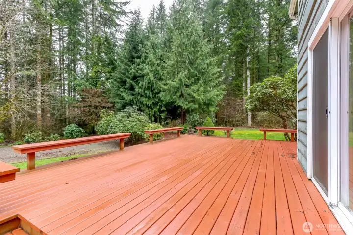 Large deck to entertain