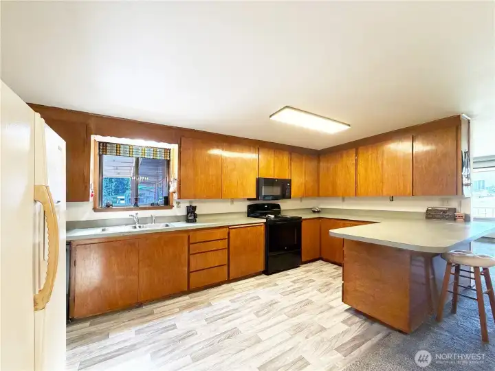 Large breakfast bar on right.