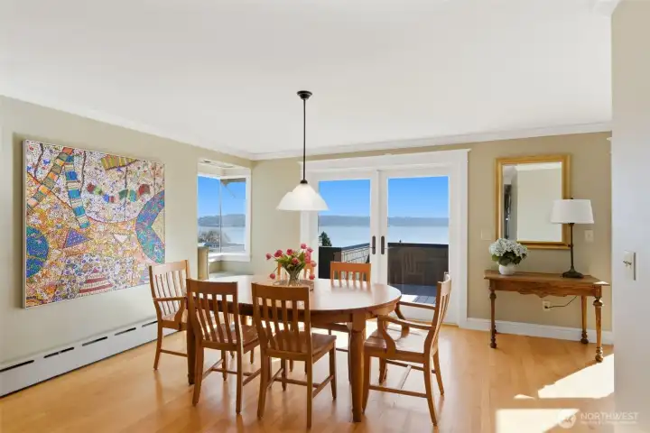 Gorgeous views continue in the dining area.