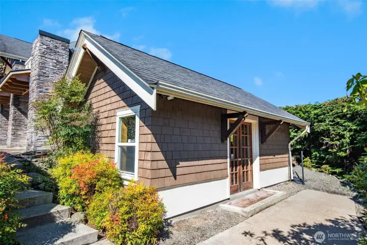 Detached workshop includes VAC.