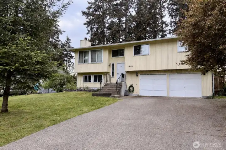 Calling all Investors!! You won’t want to miss this 3 bed 2 1/2 bath Puyallup home.