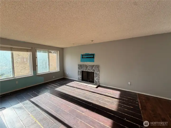 Bright and Airy living room ready for your toolbest and vision!