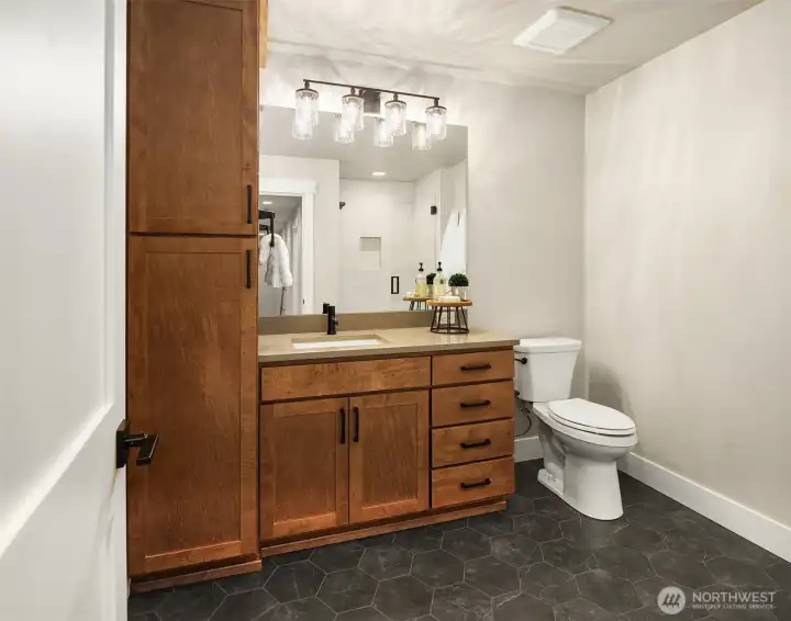Upper-level bathroom conveniently adjoins the fourth bedroom.