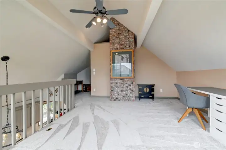 Spacious Loft Area