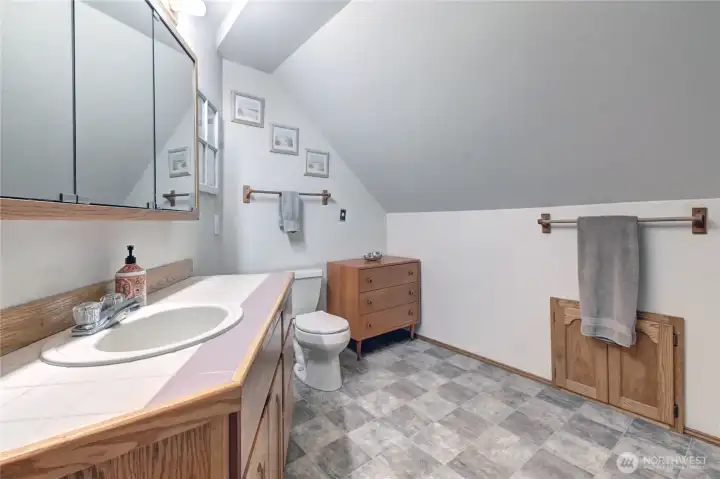 Full En-Suite Bathroom off Primary Bedroom Full En-Suite Bathroom off Primary Bedroom