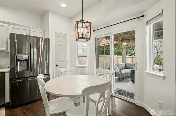 Additional dinning right outside the sliding doors Additional dinning right outside the sliding doors