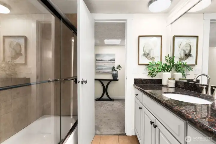 Beautiful full bathroom upstairs between the two bedrooms. Beautiful full bathroom upstairs between the two bedrooms.