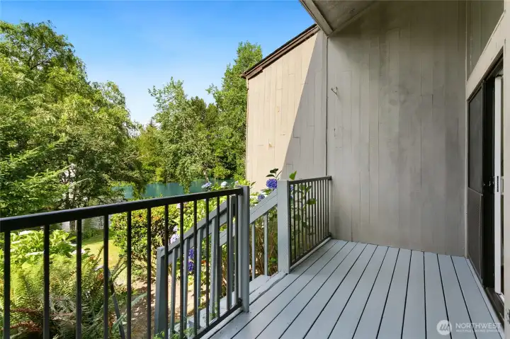 Spacious deck along the lake! Spacious deck along the lake!