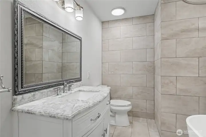 Full kids/guest bath, completely remodeled with granite, generous tile and amazing soaking tub!