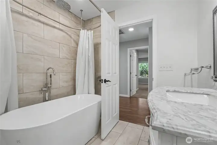 Full kids/guest bath view two.