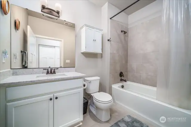 En-suite bathroom in the 2nd bedroom