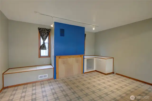 dining space off kitchen