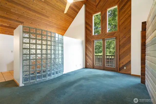 All the charm, a little quirk, and a whole lot of potential. Unexpected in the best way. And the views? Straight-up Pacific Northwest magic. Bring your vision—this space is ready to glow up.