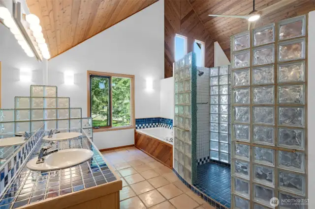 with soaring ceilings, tons of space, and a layout worth keeping. Ready for a refresh? This room is your chance to reimagine retro into spa-day luxury.
