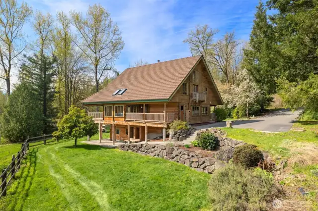 Come and make this your home or an incredible Airb&b!