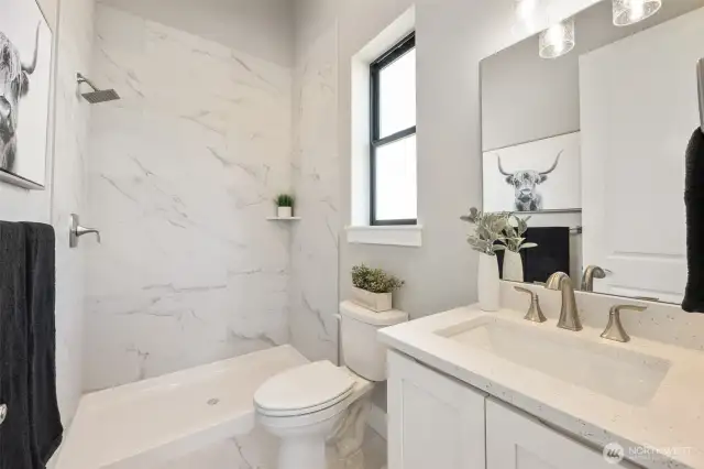 Lovely guest bedroom private ensuite.