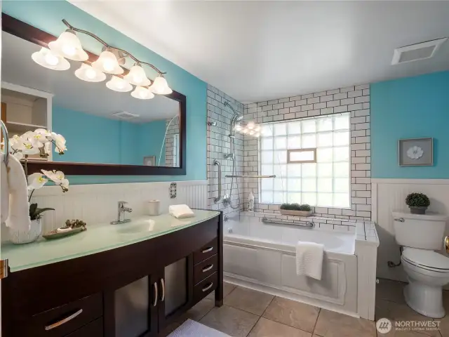 Main level full bath with tile surround in the shower/bath.