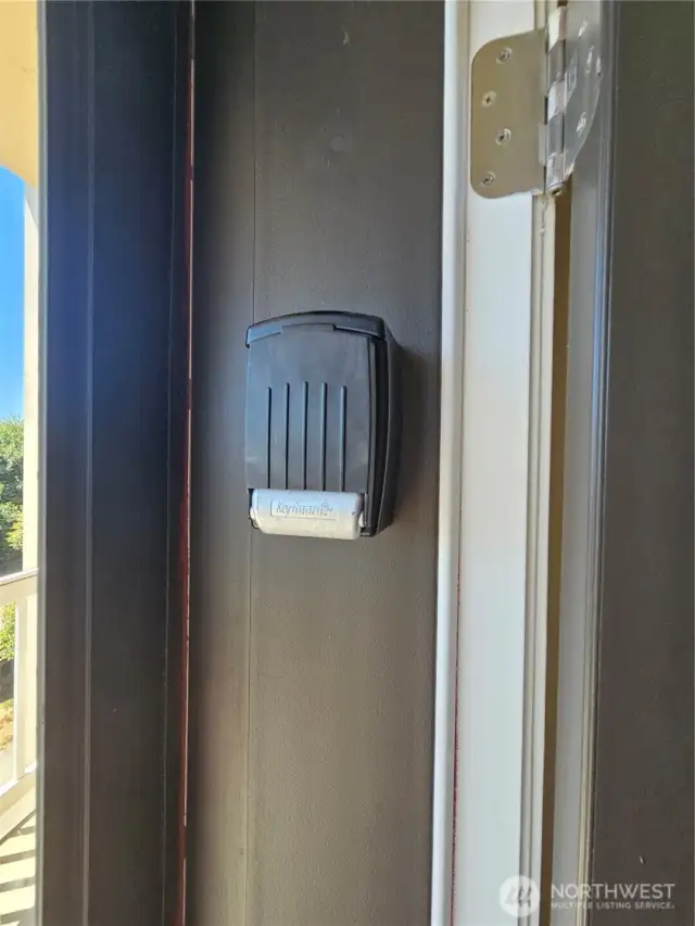 Convenient lock box so you don't have to worry if you've locked youreself out.