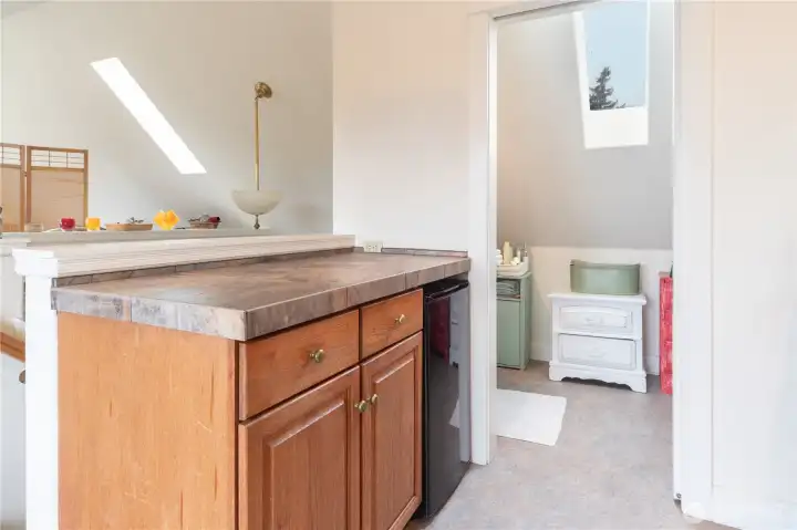 913 Kitchen counter, bathroom door