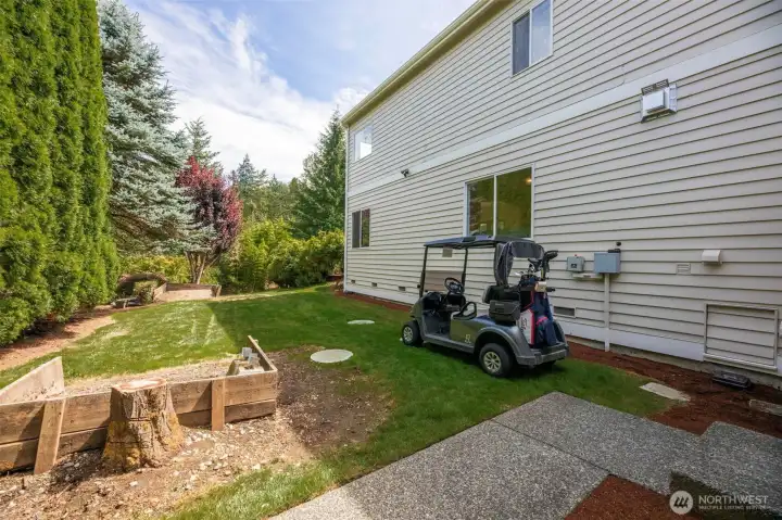Entertaining space continues! Horseshoe pit on the side yard.