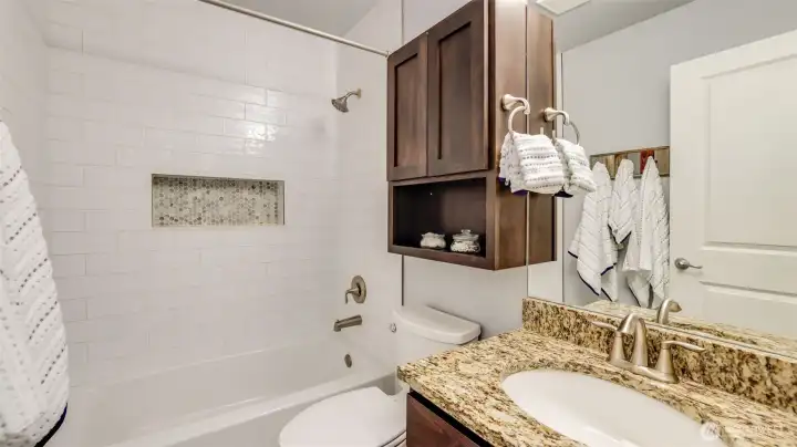 Upstairs full guest bathroom