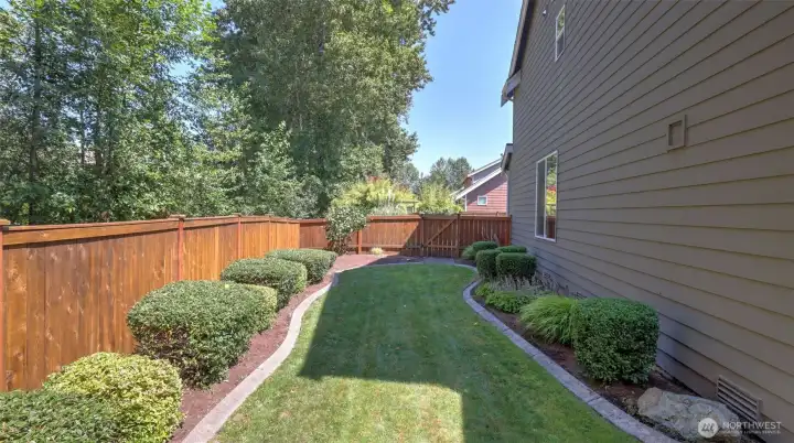 Meticulously landscaped side yard with curbed edging for easy mowing!