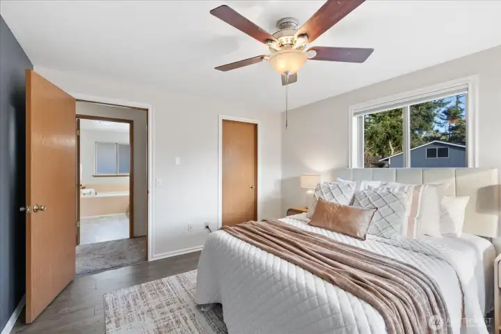 Looking back toward the doorway - walk-in closet to the right.