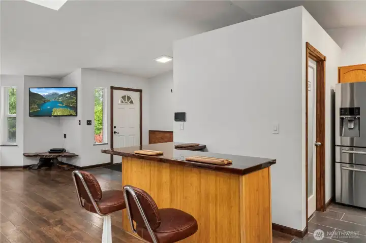 Wet bar & walk-in pantry