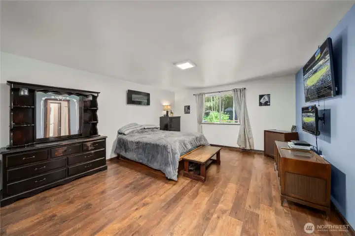 Primary Bedroom w/Walk-n closet