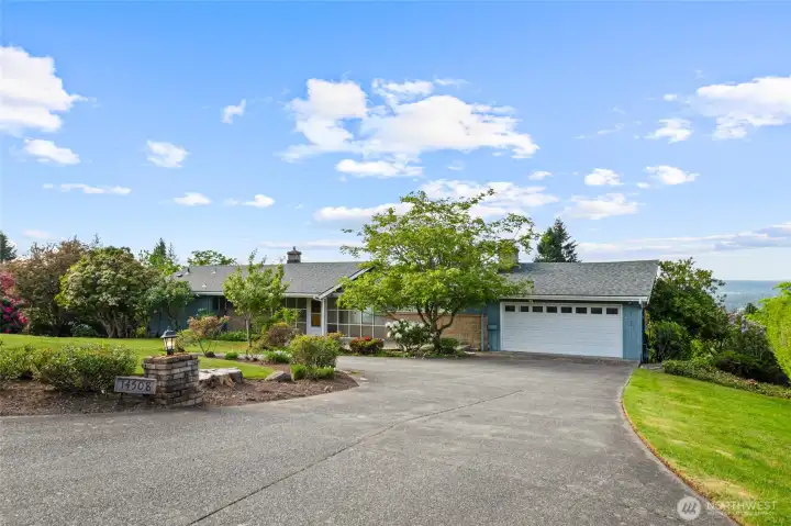 Welcome home to Horizon View! Large driveway features multiple guest parking spaces
