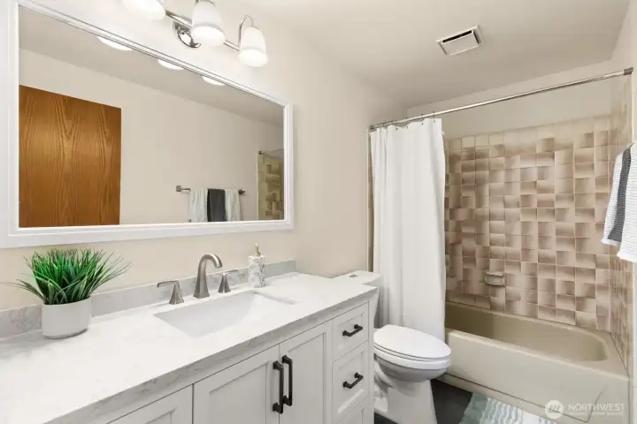 Full bath off the main hallway with tile flooring. Full bath off the main hallway with tile flooring.